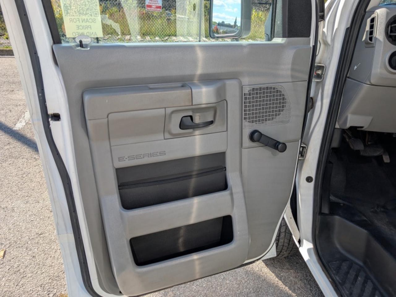 2014 Ford Econoline Commercial Cutaway Cutaway DRW 176 WB  **LOW KMS** Photo