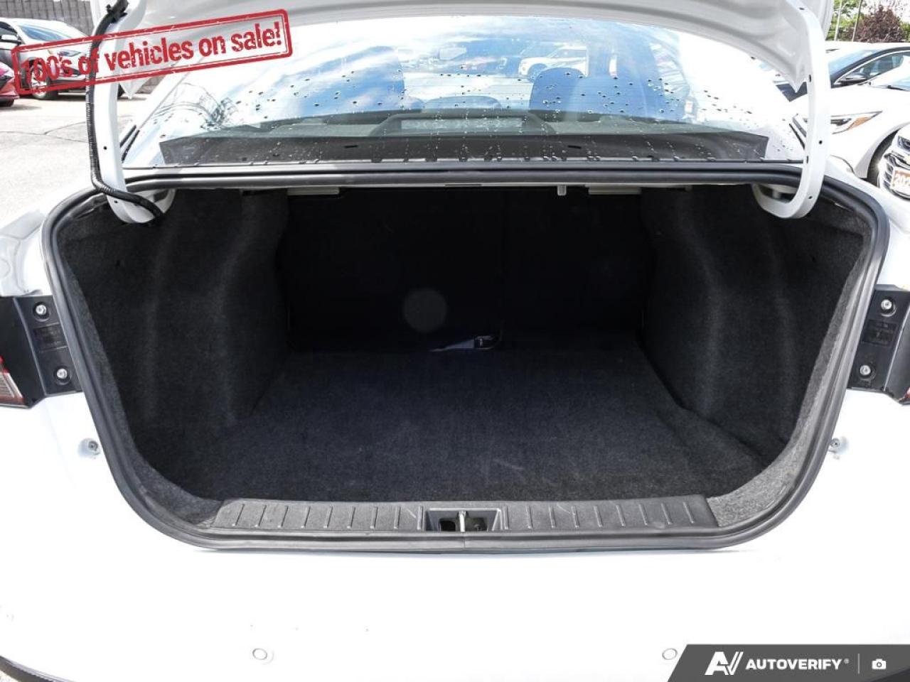 2023 Nissan Versa SR Photo