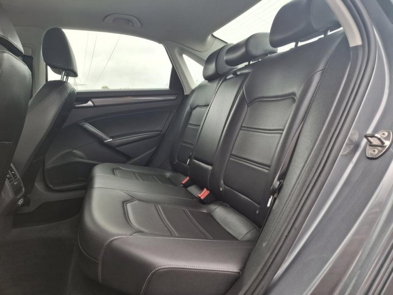 2020 Volkswagen Passat Highline | Leather | Sunroof | Heated Seats | Adaptive Cruise | Reverse Cam | Carplay | and More ! Photo