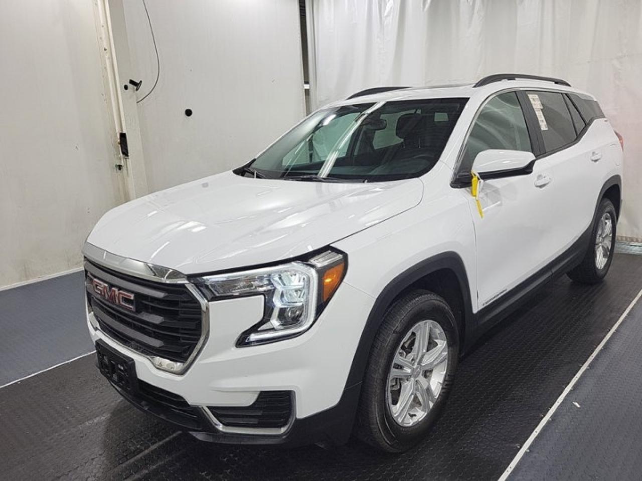 Used 2024 GMC Terrain SLE AWD | Heated Seats | Pano Roof | Remote Start | Power Liftgate | Wireless Carplay | and More ! for sale in Guelph, ON