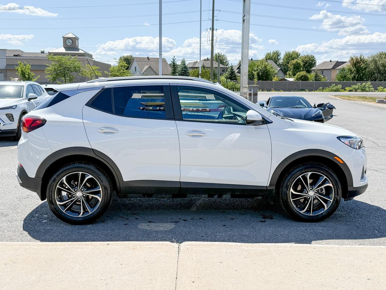 2023 Buick Encore GX Select CLEAN CARFAX, 1.3L 3CYL AWD, HEATED FRONTSEATS, REMOTE VEHICLE START, WIRELESS APPLE CARPLAY/ANDROID AUTO, REAR VISION CAMERA, 18" ALLOY WHEELS Photo