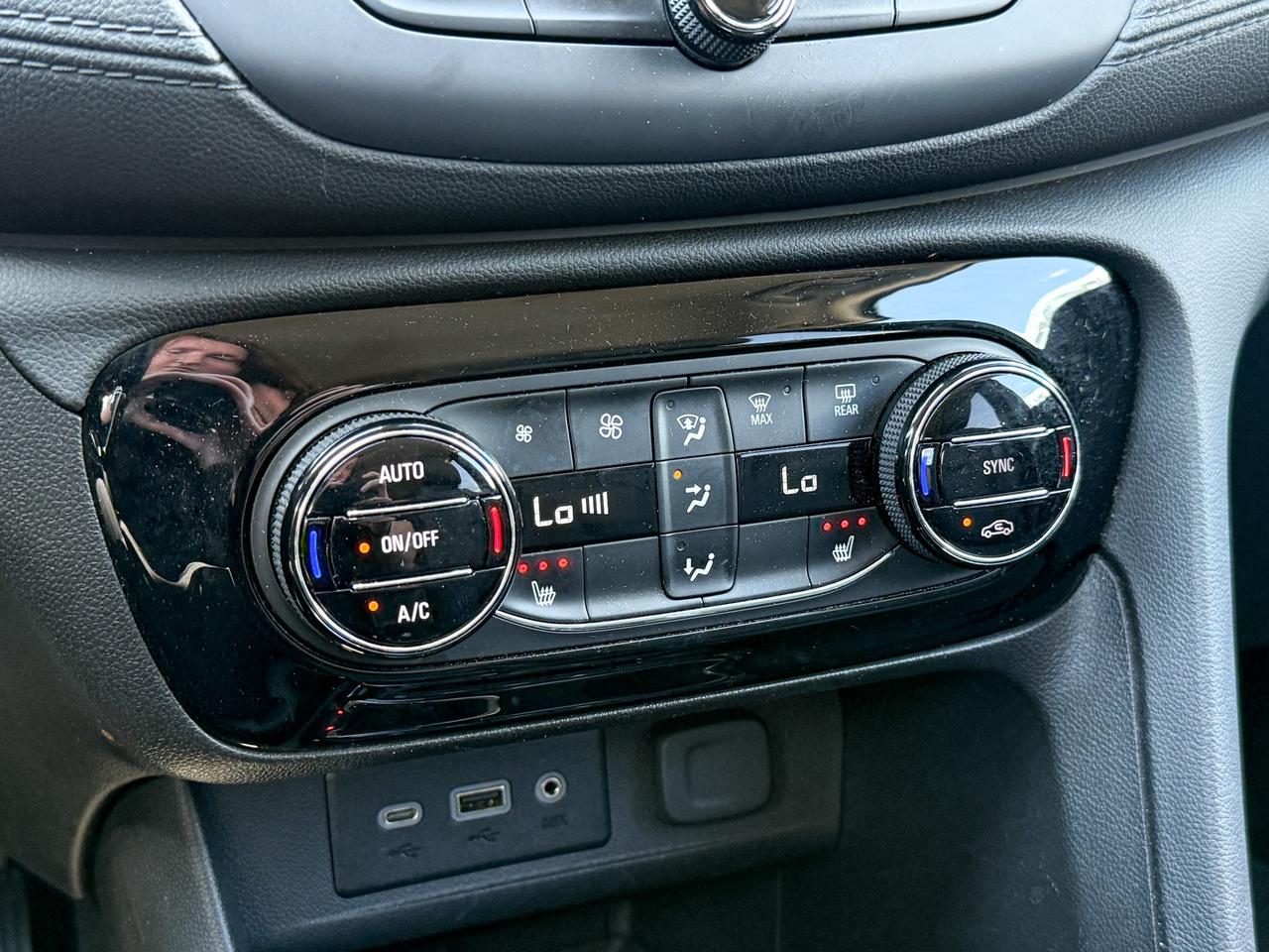 2023 Buick Encore GX Select CLEAN CARFAX, 1.3L 3CYL AWD, HEATED FRONTSEATS, REMOTE VEHICLE START, WIRELESS APPLE CARPLAY/ANDROID AUTO, REAR VISION CAMERA, 18" ALLOY WHEELS Photo