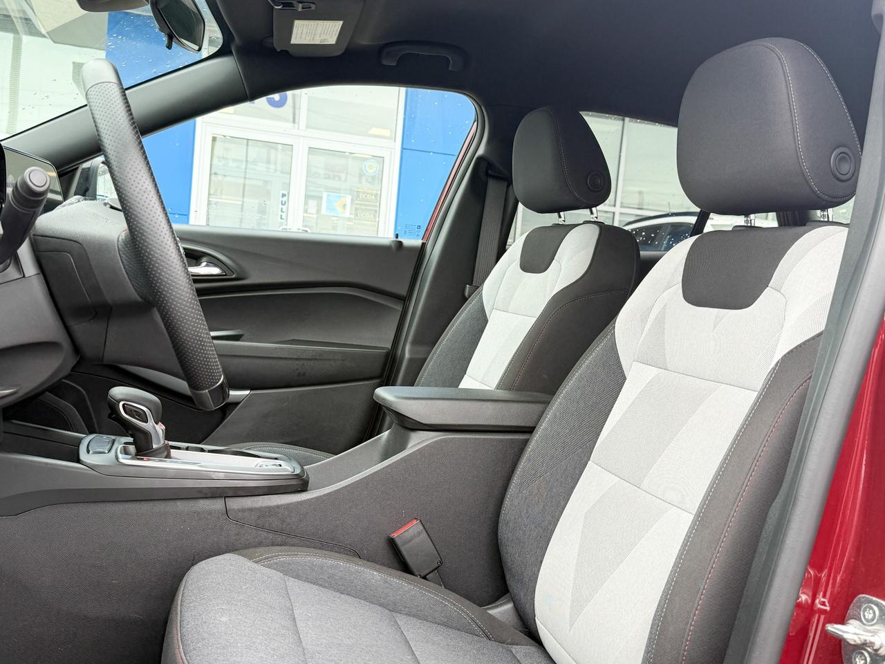 2024 Chevrolet Trax 1.2L TURBO, 1RS FWD, HEATED FRONT SEATS, HEATED LEATHER WRAPPED SQUARE BOTTOMED STEERING WHEEL, WIRE Photo