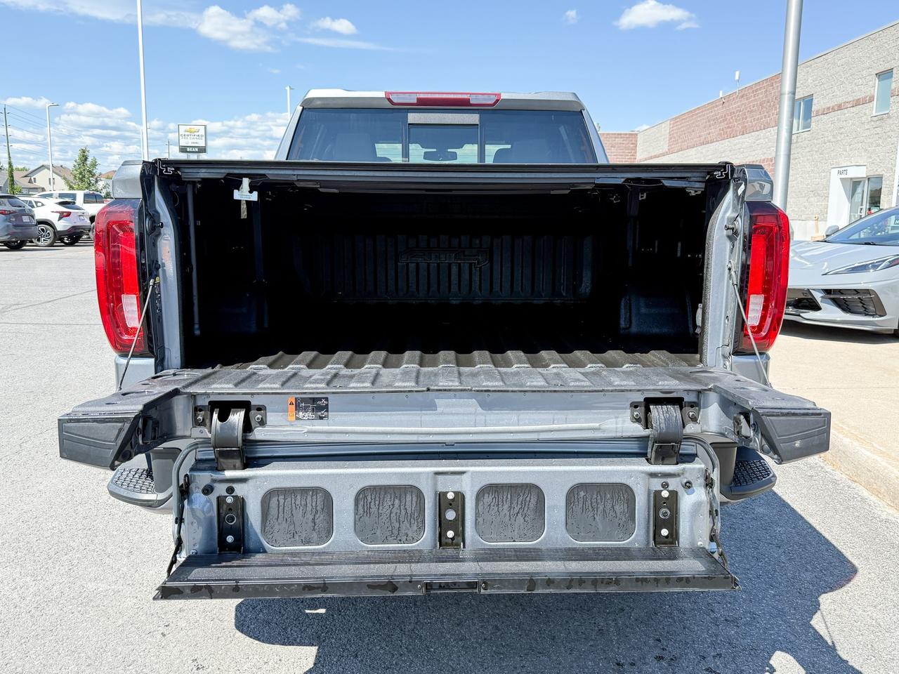 2022 GMC Sierra 1500 Limited AT4 6.2L V8, NAVIGATION, BOSE AUDIO, SUNROOF, HEATED & VENTILATED SEATS, HEATED STEERING WHEEL, REMOTE START/ENTRY, HD REAR VISION CAMERA Photo4
