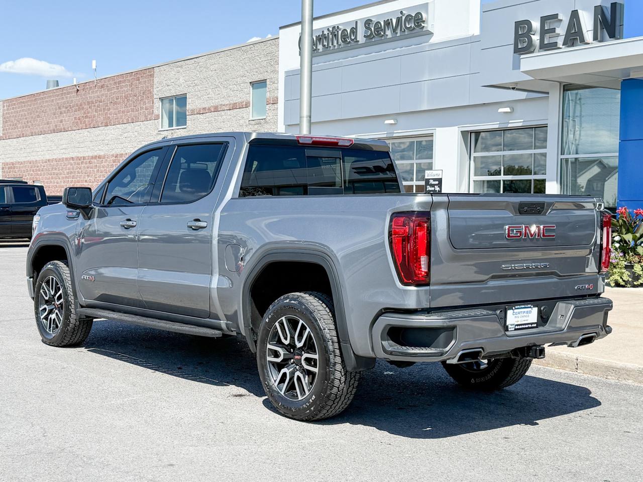 2022 GMC Sierra 1500 Limited AT4 6.2L V8, NAVIGATION, BOSE AUDIO, SUNROOF, HEATED & VENTILATED SEATS, HEATED STEERING WHEEL, REMOTE START/ENTRY, HD REAR VISION CAMERA Photo2