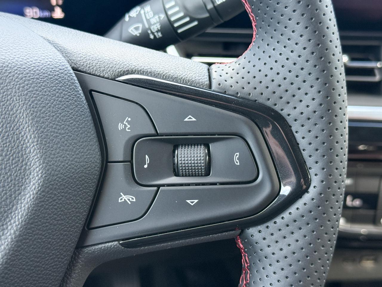 2025 Chevrolet Trax 2RS 1.2L 3 CYL WITH REMOTE START/ENTRY, HEATED SEATS, HEATED STEERING WHEEL, APPLE CARPLAY AND ANDROID AUTO Photo