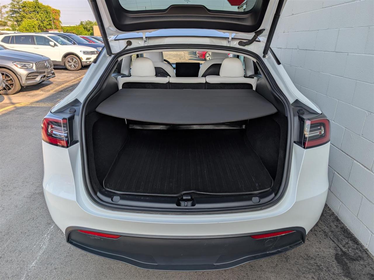 2023 Tesla Model Y LONG RANGE AWD - WHITE INTERIOR - DUAL MOTOR