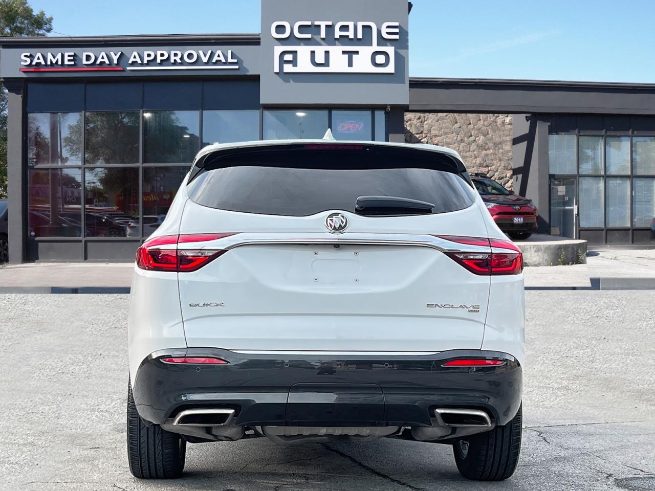 2018 Buick Enclave Essence AWD - Photo #4