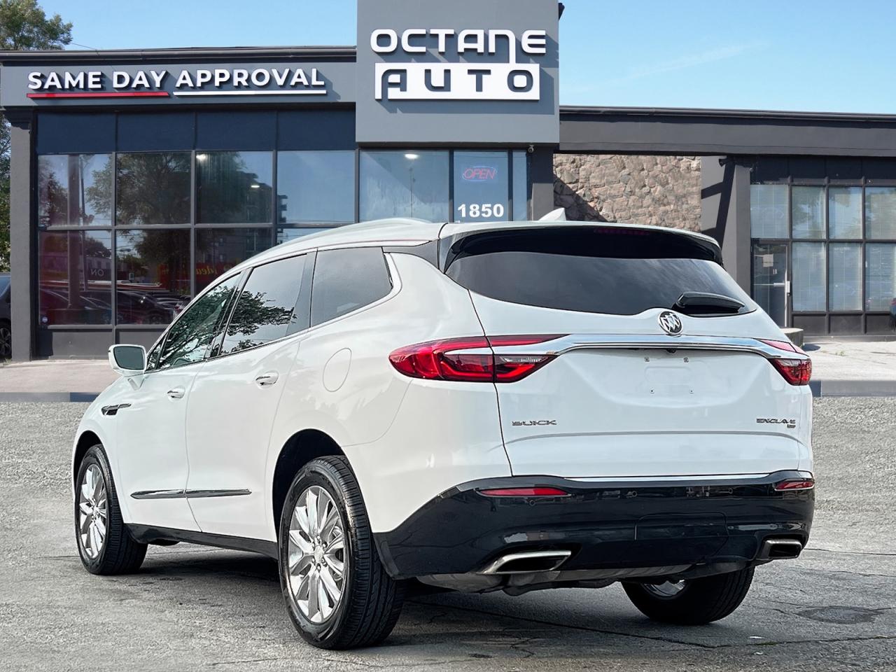 2018 Buick Enclave Essence AWD - Photo #3