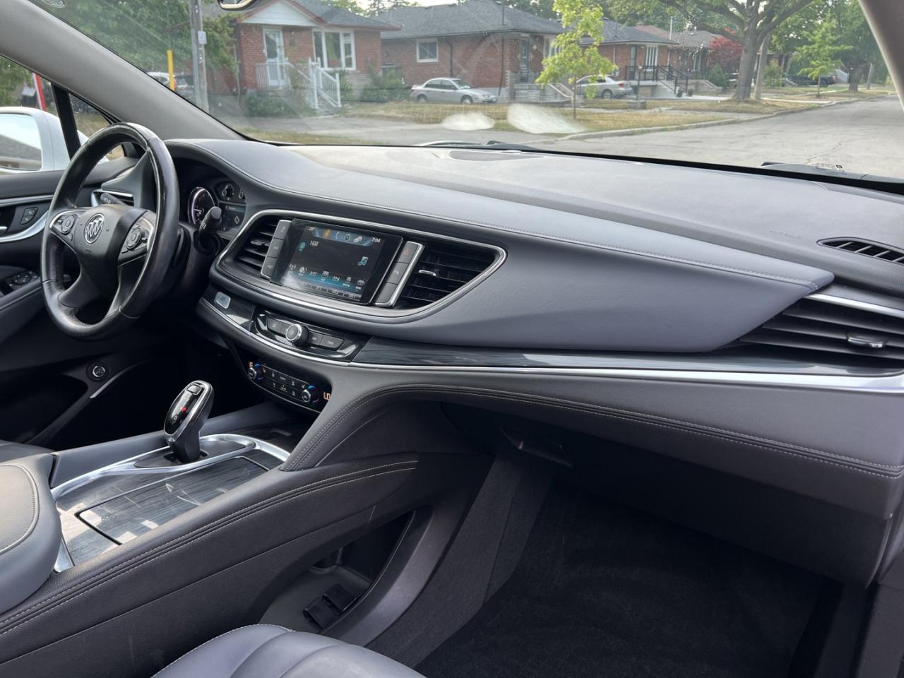 2018 Buick Enclave Essence AWD - Photo #10