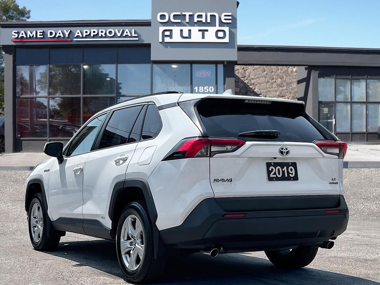 2019 Toyota RAV4 Hybrid LE - Photo #4