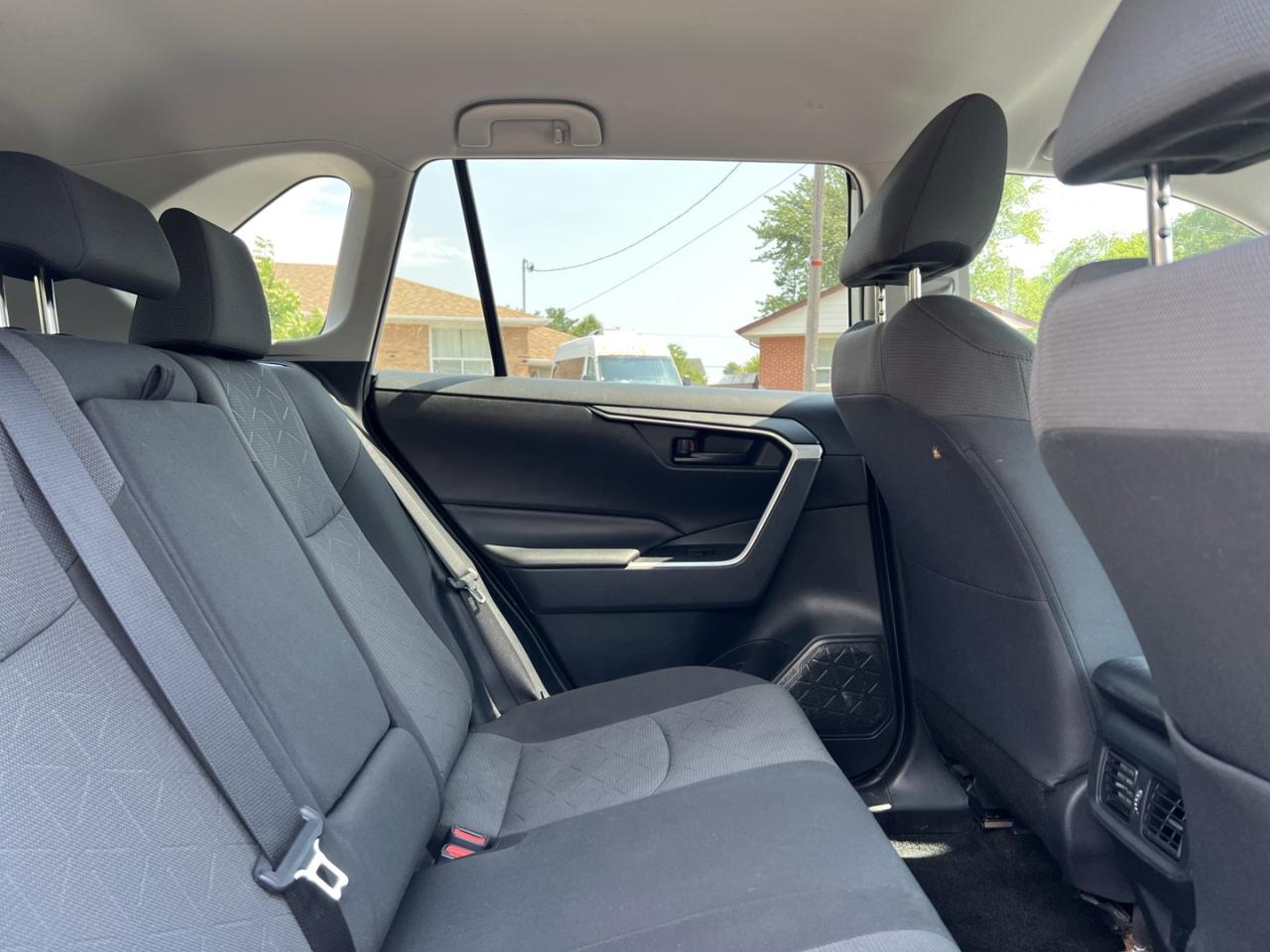 2019 Toyota RAV4 Hybrid LE - Photo #9