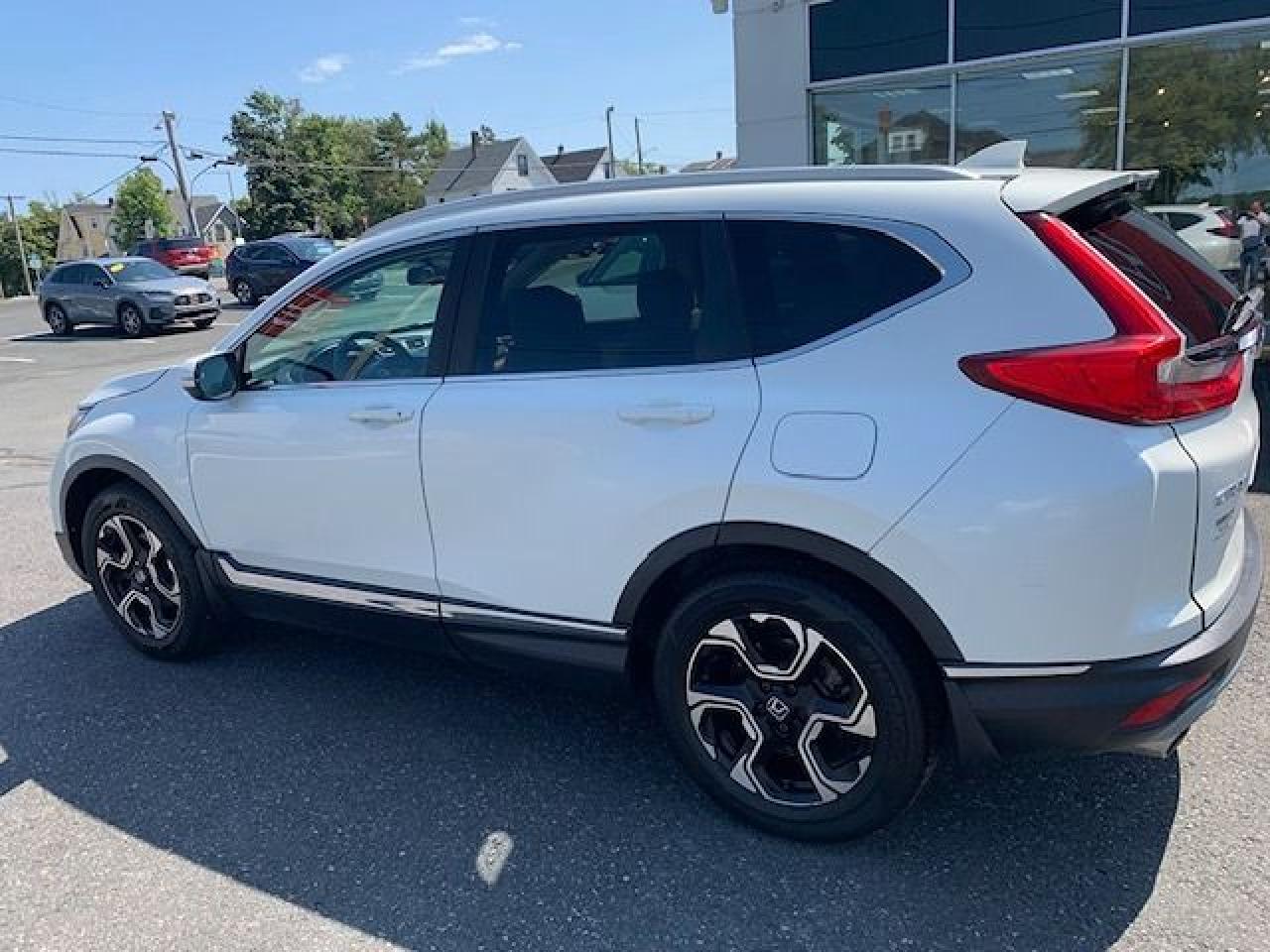 2017 Honda CR-V Touring Photo4