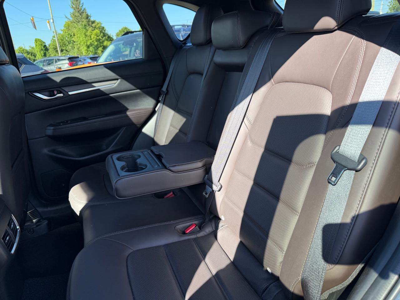 2023 Mazda CX-5 Signature NAV! Heads Up Display! Cooled Seats! Photo