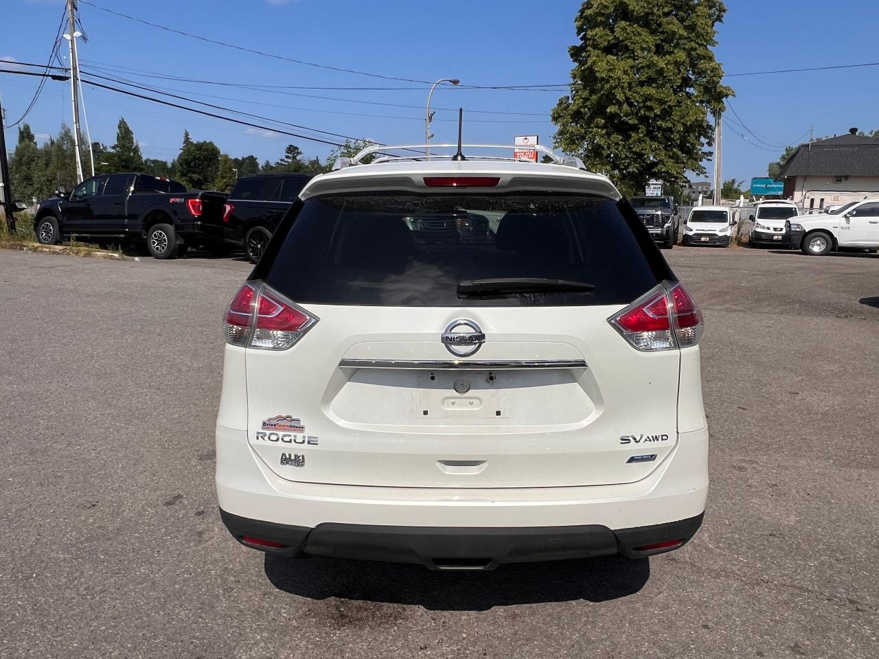 2015 Nissan Rogue AWD 4dr SV Photo2