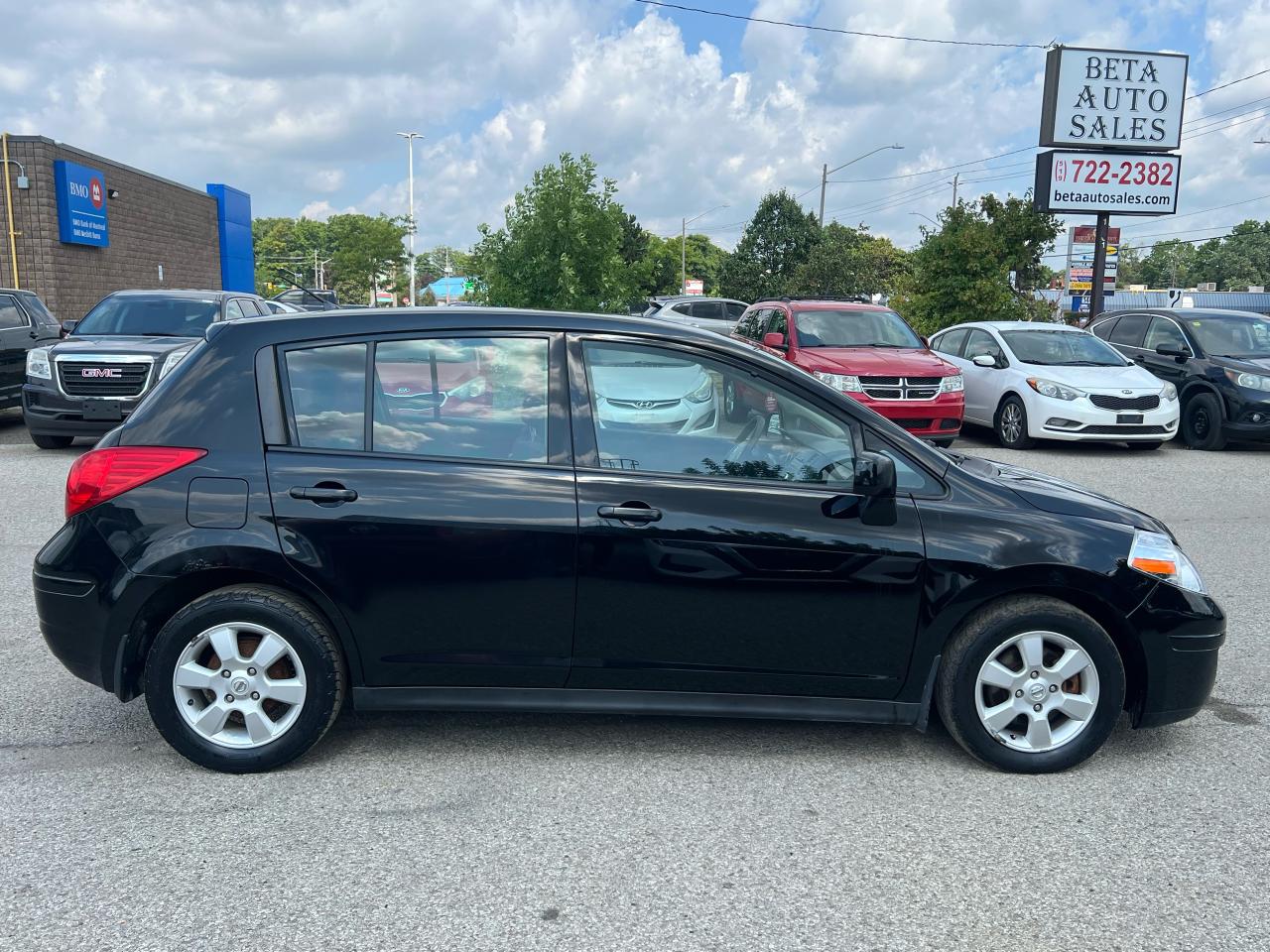 2011 Nissan Versa 5dr HB I4 CVT 1.8 SL - Photo #8