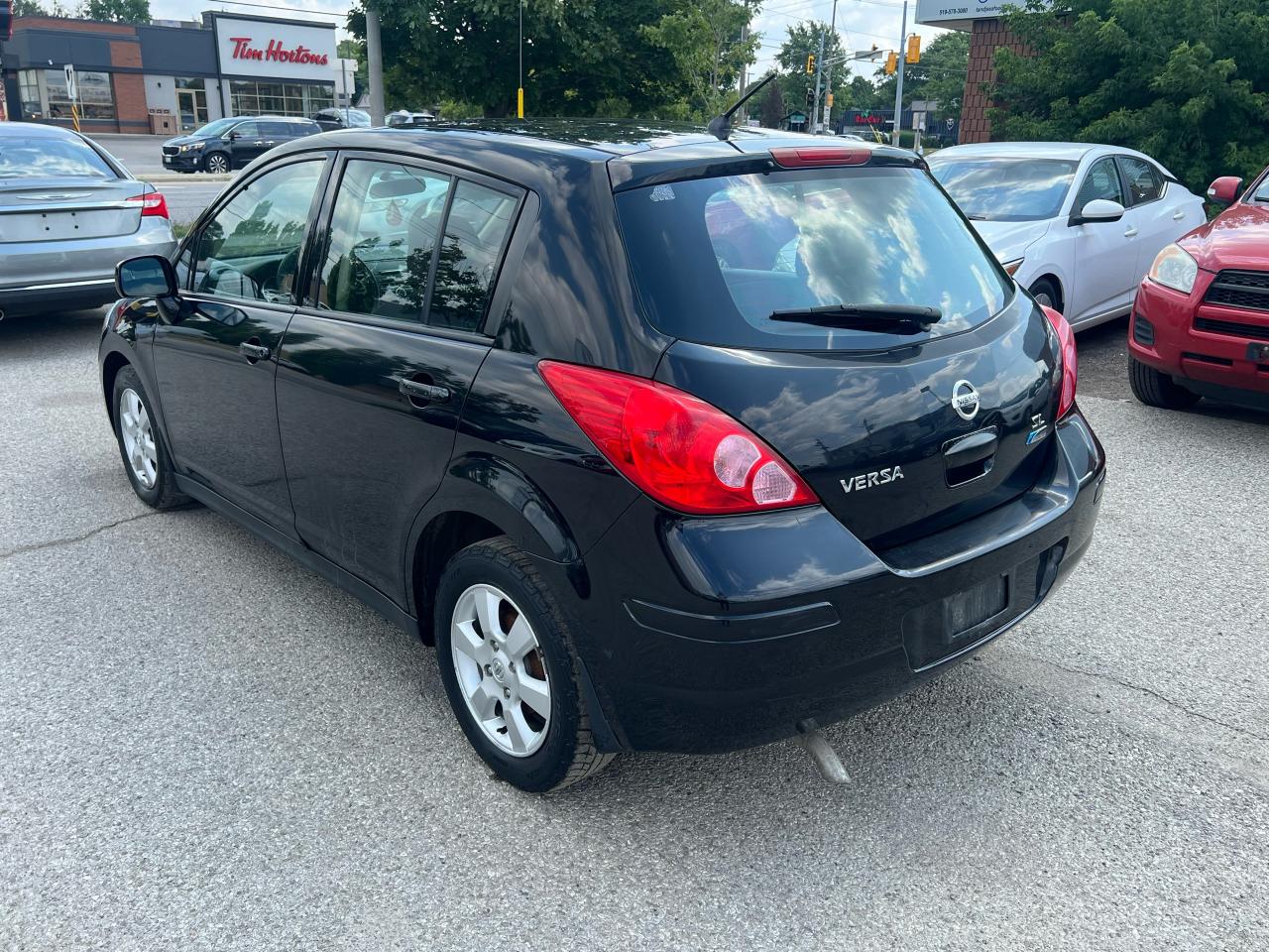 2011 Nissan Versa 5dr HB I4 CVT 1.8 SL - Photo #5