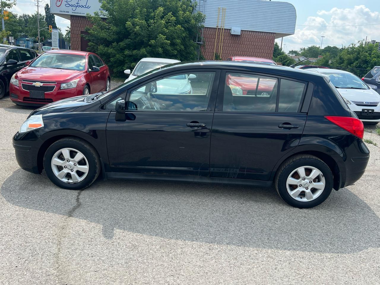 2011 Nissan Versa 5dr HB I4 CVT 1.8 SL - Photo #4