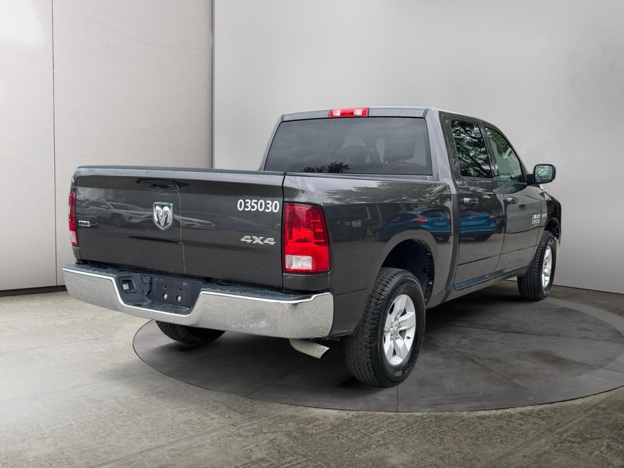 2022 Dodge Ram 1500 SLT Photo3