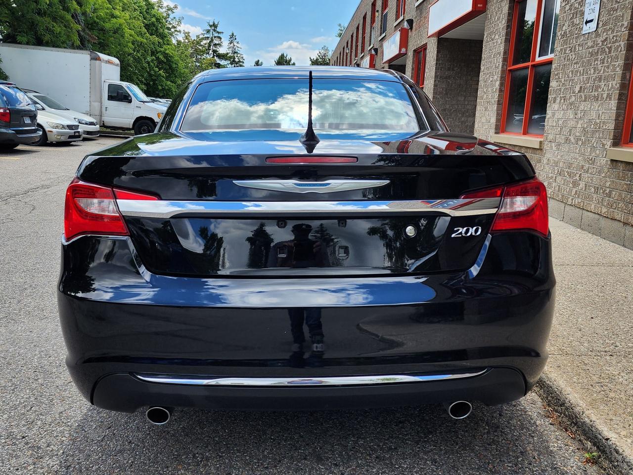 2011 Chrysler 200 Limited Photo2