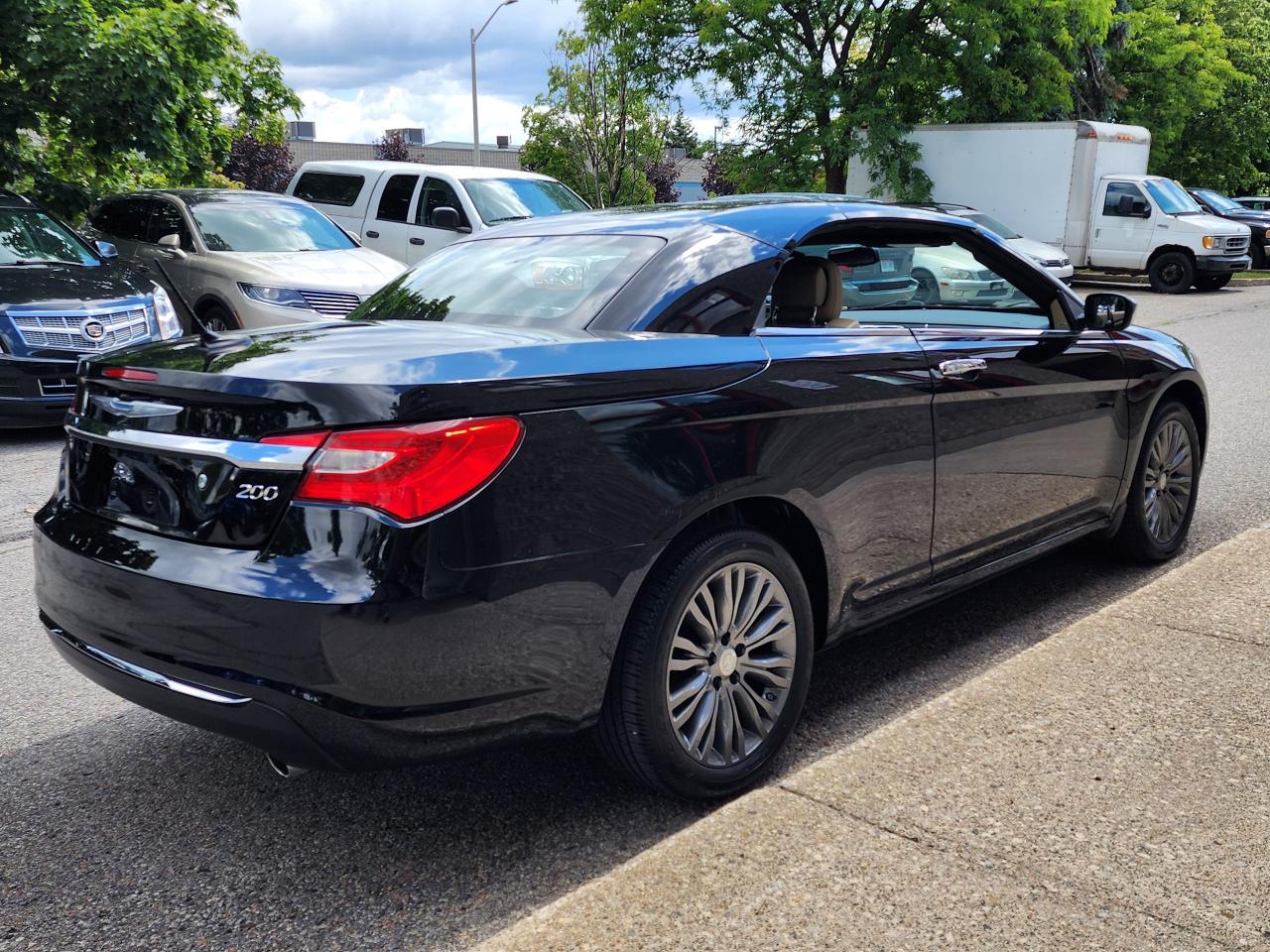 2011 Chrysler 200 Limited Photo3