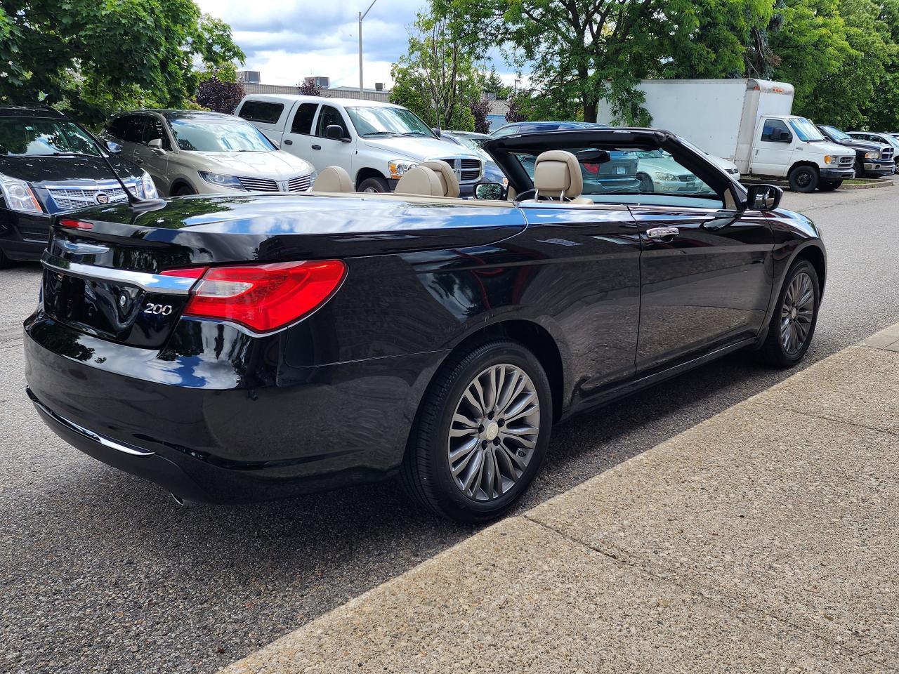 2011 Chrysler 200 Limited - Photo #12