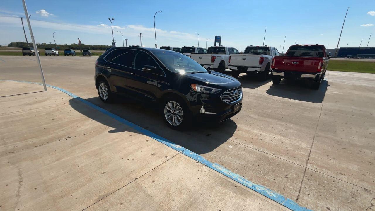 2023 Ford Edge Titanium AWD Photo1
