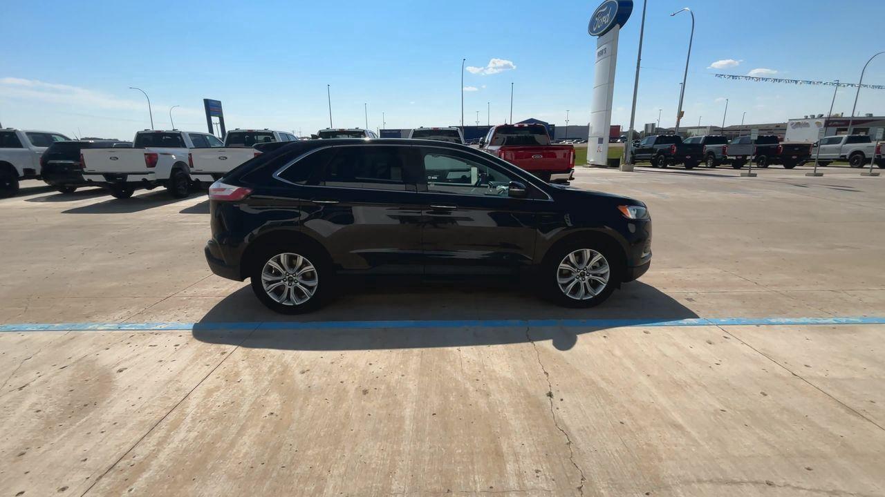 2023 Ford Edge Titanium AWD Photo5