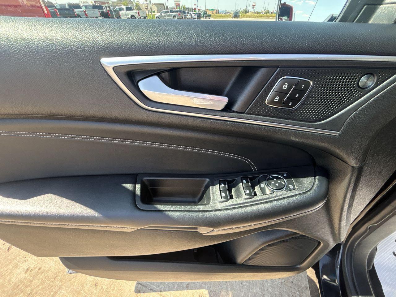 2023 Ford Edge Titanium AWD Photo5