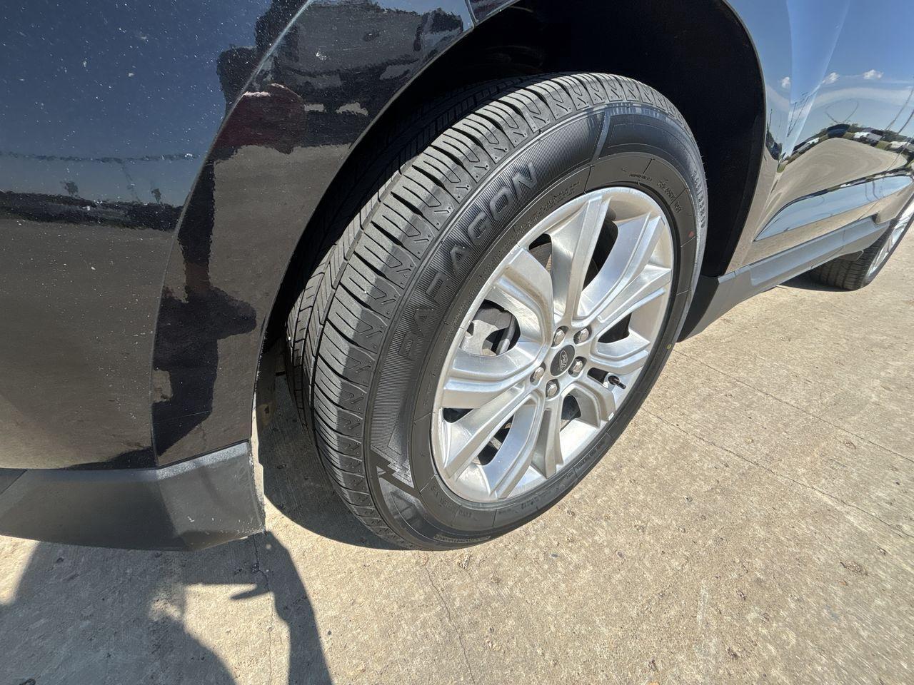 2023 Ford Edge Titanium AWD Photo5