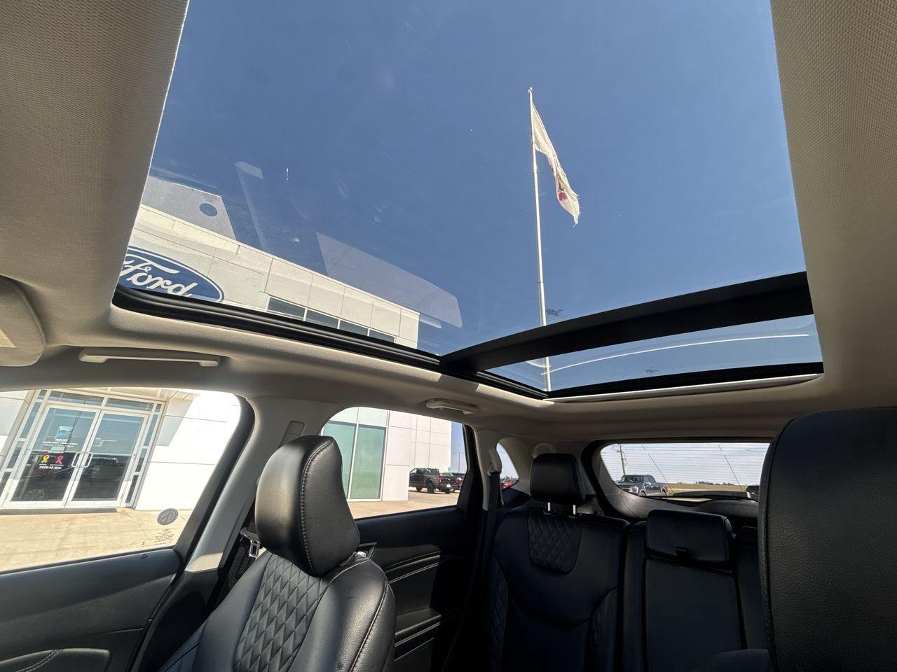 2023 Ford Edge Titanium AWD Photo5