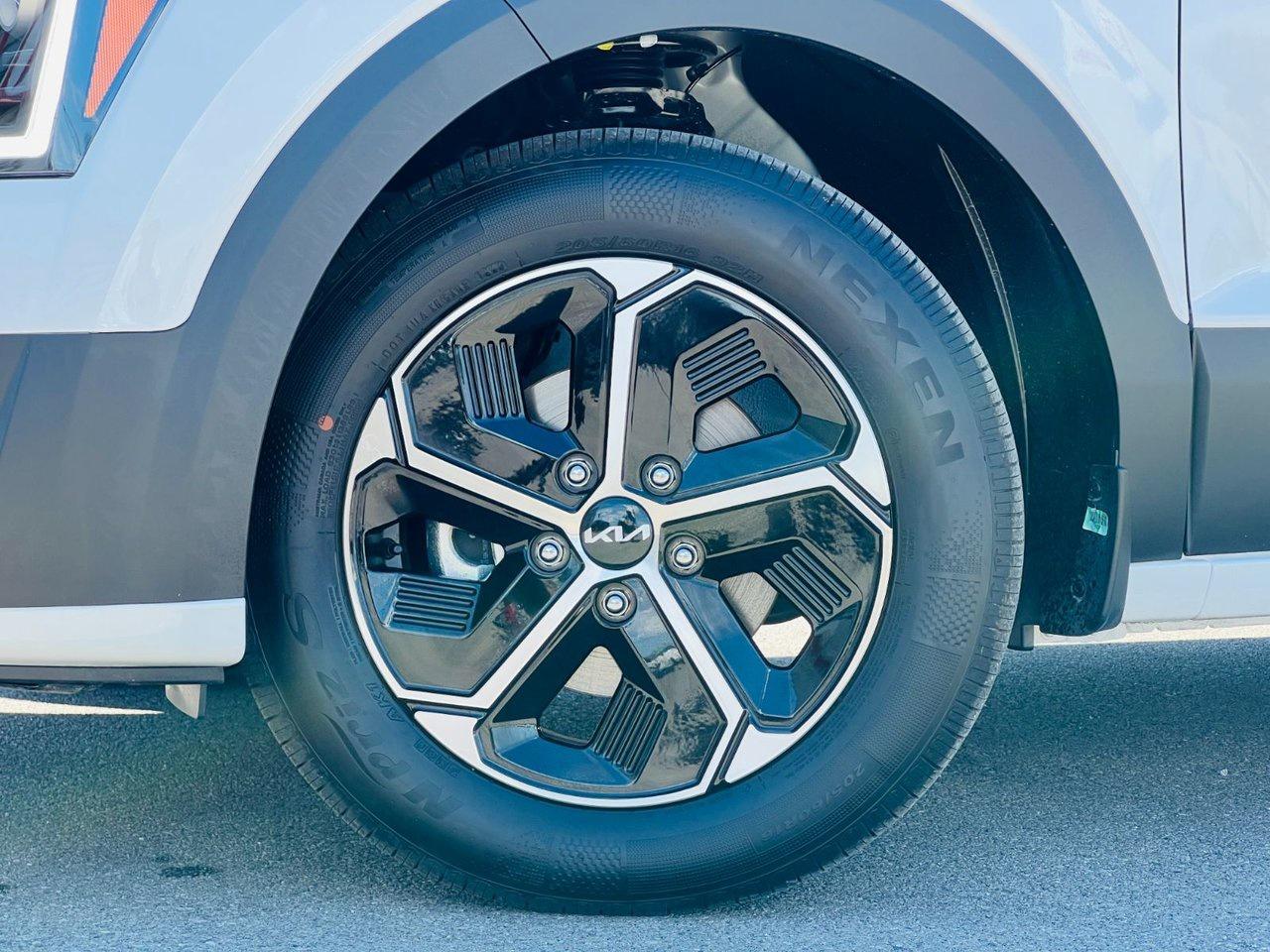 2025 Kia NIRO HEV LX Photo4