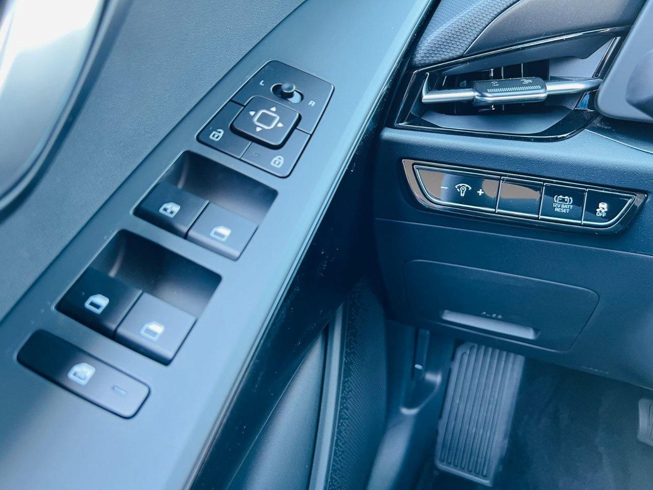 2025 Kia NIRO HEV LX Photo