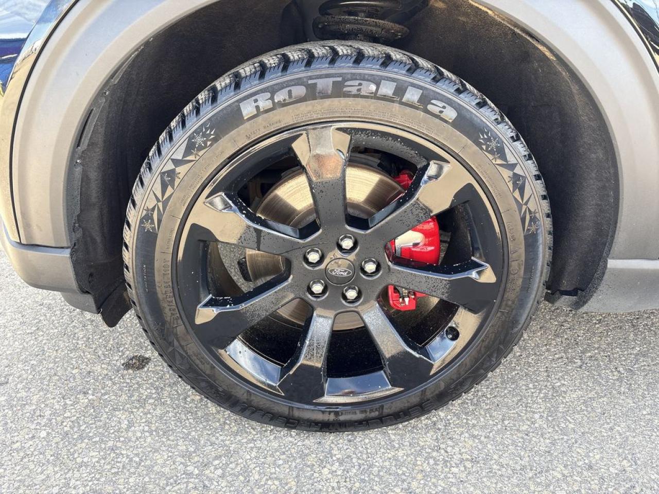 2023 Ford Explorer ST Photo2