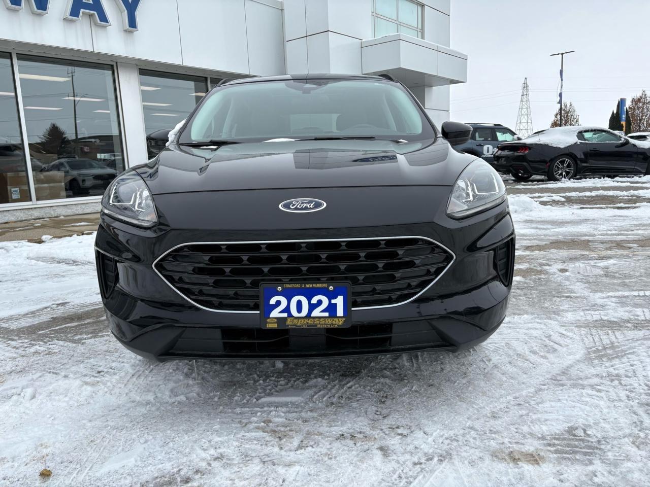 2021 Ford Escape SE, AWD, HYBRID, SE SPORT PACKAGE! 19" RIMS! Photo