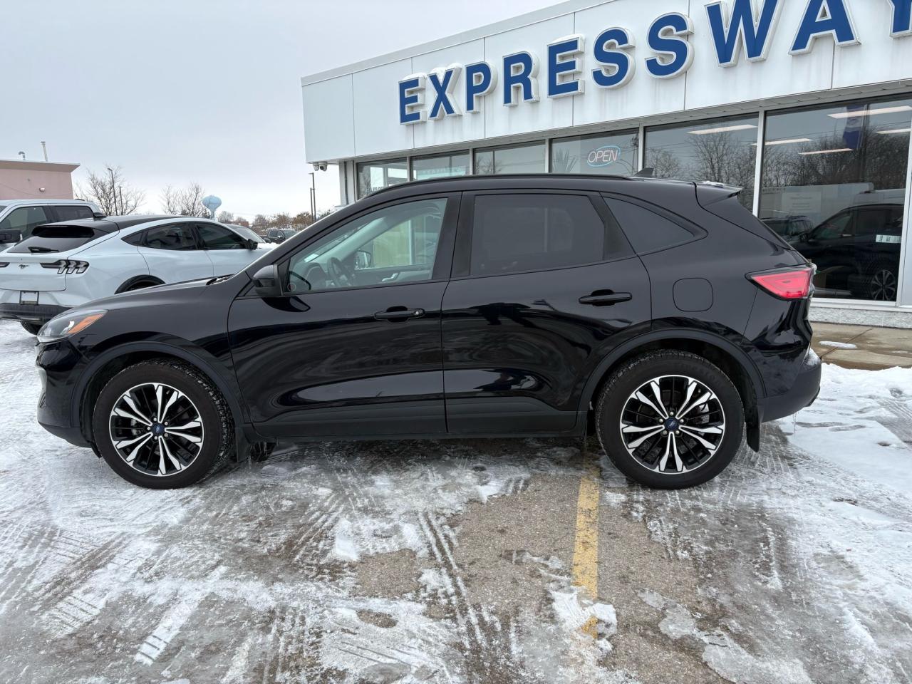 2021 Ford Escape SE, AWD, HYBRID, SE SPORT PACKAGE! 19" RIMS! Photo5