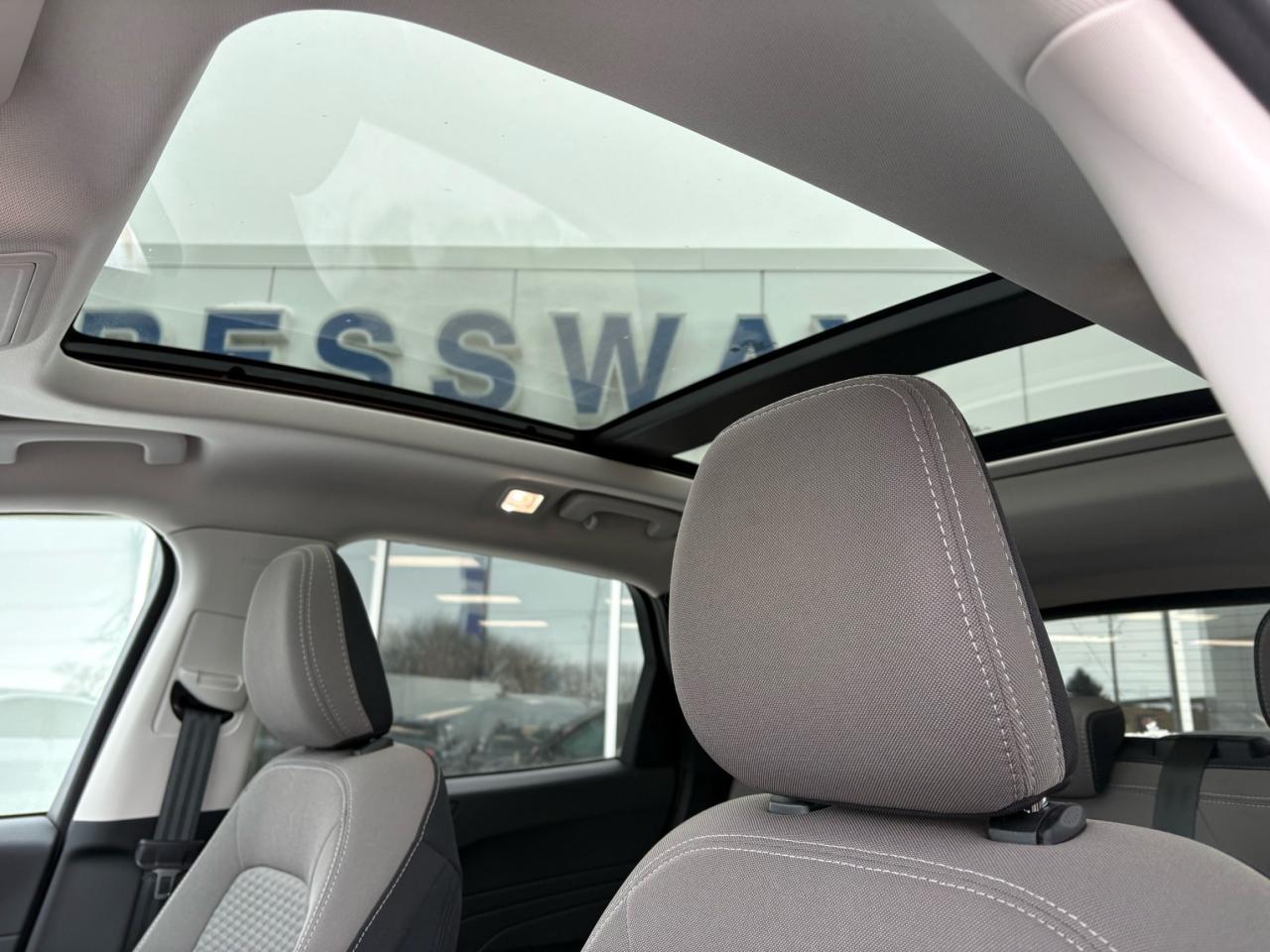 2021 Ford Escape SE, AWD, HYBRID, SE SPORT PACKAGE! 19" RIMS! Photo5