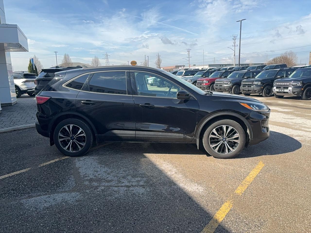 2021 Ford Escape SE, AWD, HYBRID, SE SPORT PACKAGE! 19" RIMS! Photo2