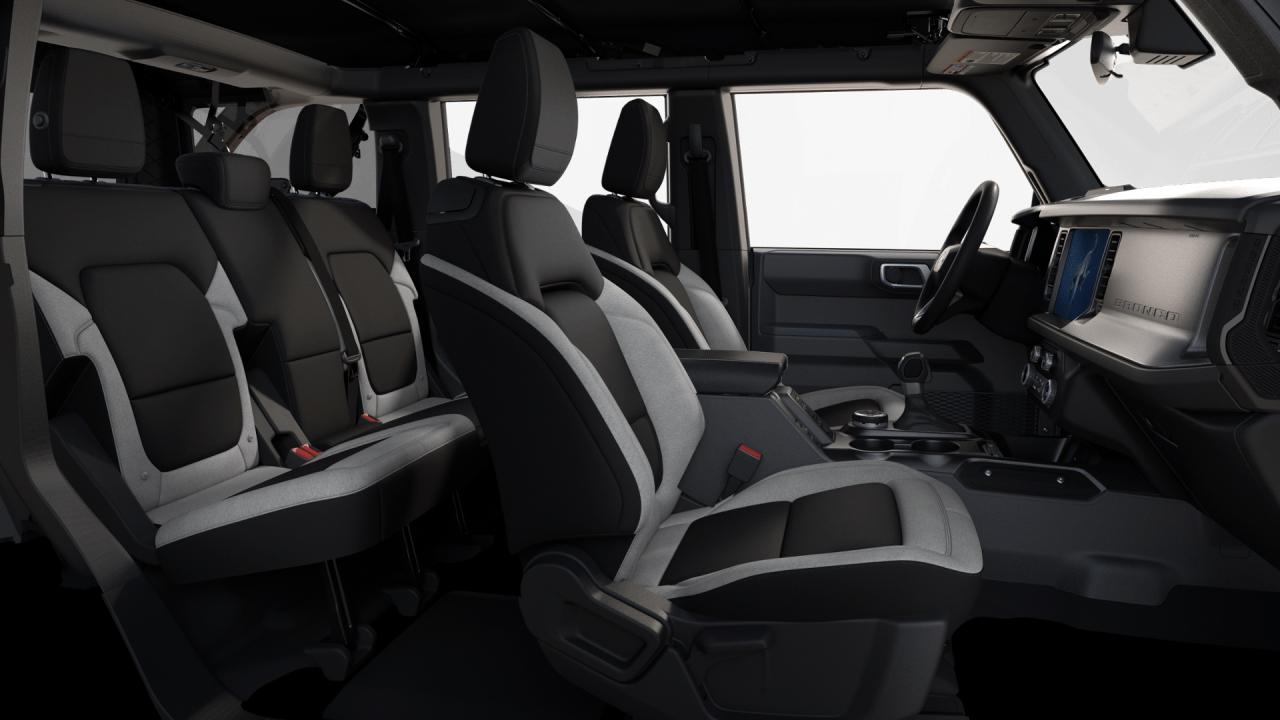 2025 Ford Bronco Base Photo7