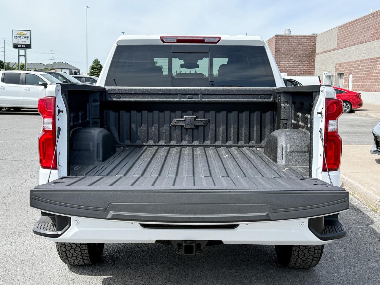 2025 Chevrolet Silverado 1500 RST 5.3L V8 WITH REMOTE START/ENTRY, HEATED FRONT SEATS, HEATED STEERING WHEEL, HD SURROUND VISION, BOSE SOUND SYSTEM Photo4