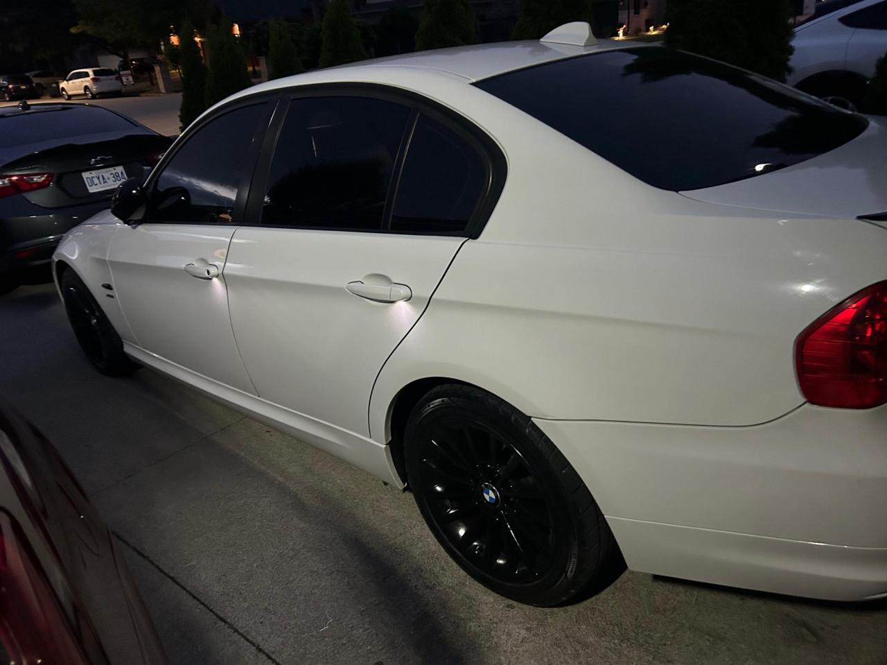 2011 BMW 3 Series 328i xDrive AWD Classic Ed with Safety and Warranty. Financing Available. Photo3