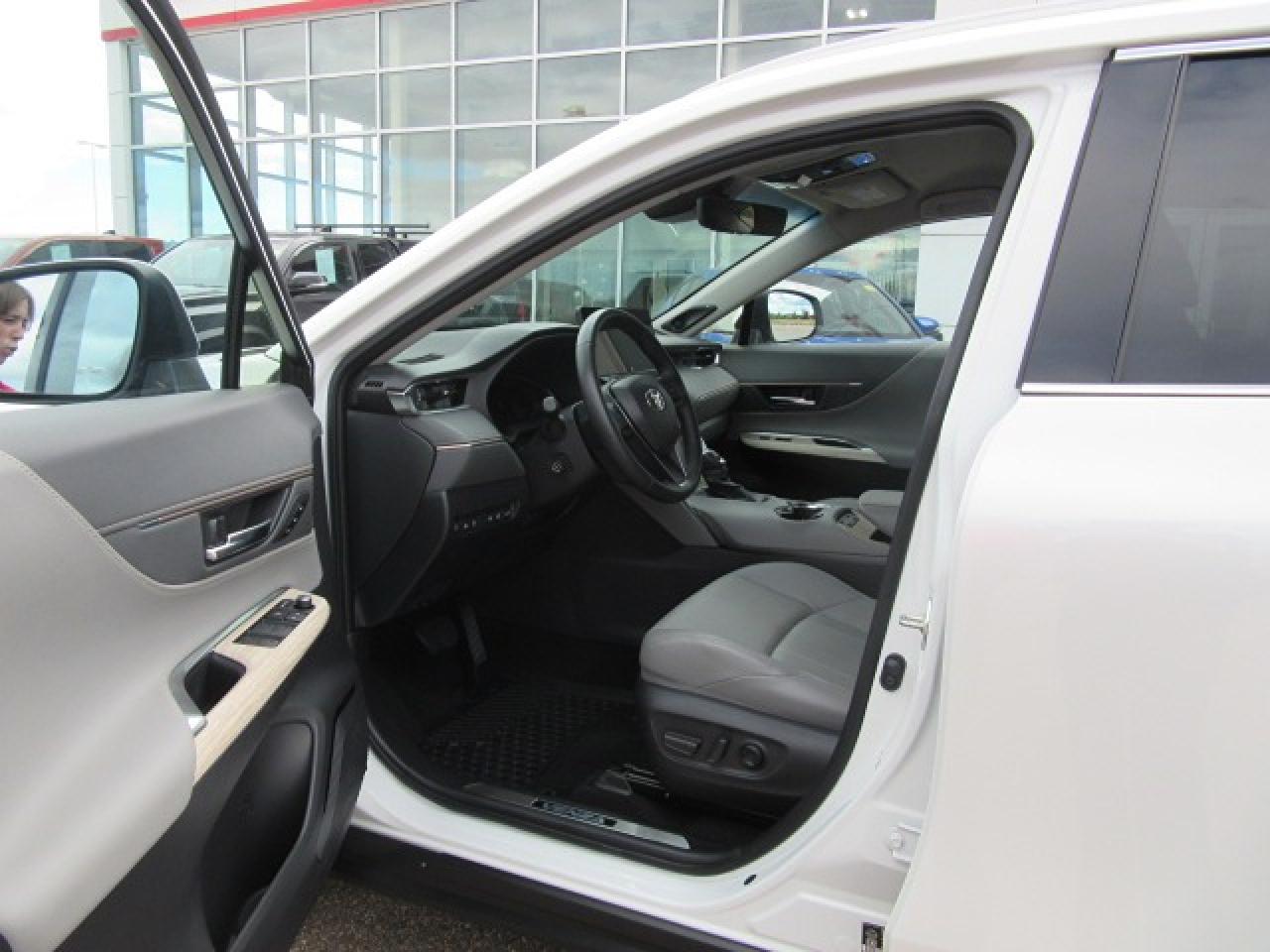 2024 Toyota Venza XLE Photo