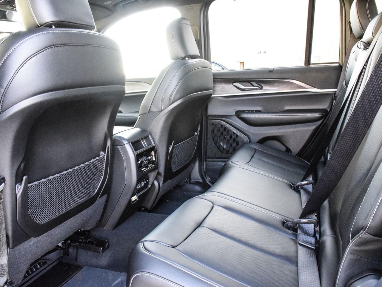 2025 Jeep Grand Cherokee LIMITED 4X4 Photo
