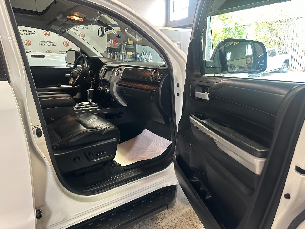 2017 Toyota Tundra LIMITED | CREW MAX | 5.7L V8 LEATHER | SUNROOF Photo4