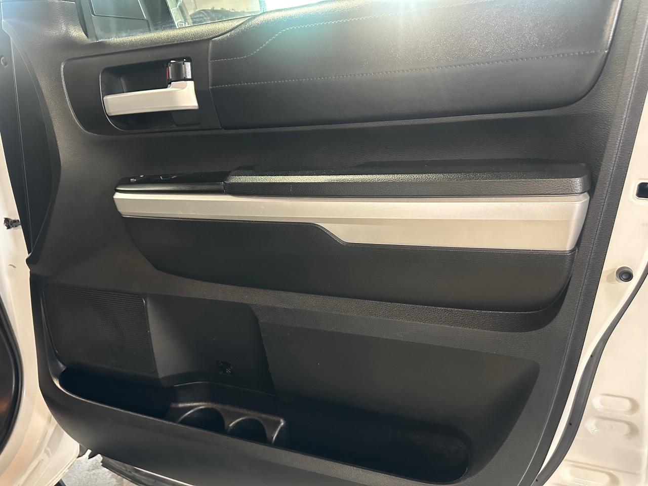 2017 Toyota Tundra LIMITED | CREW MAX | 5.7L V8 LEATHER | SUNROOF - Photo #10