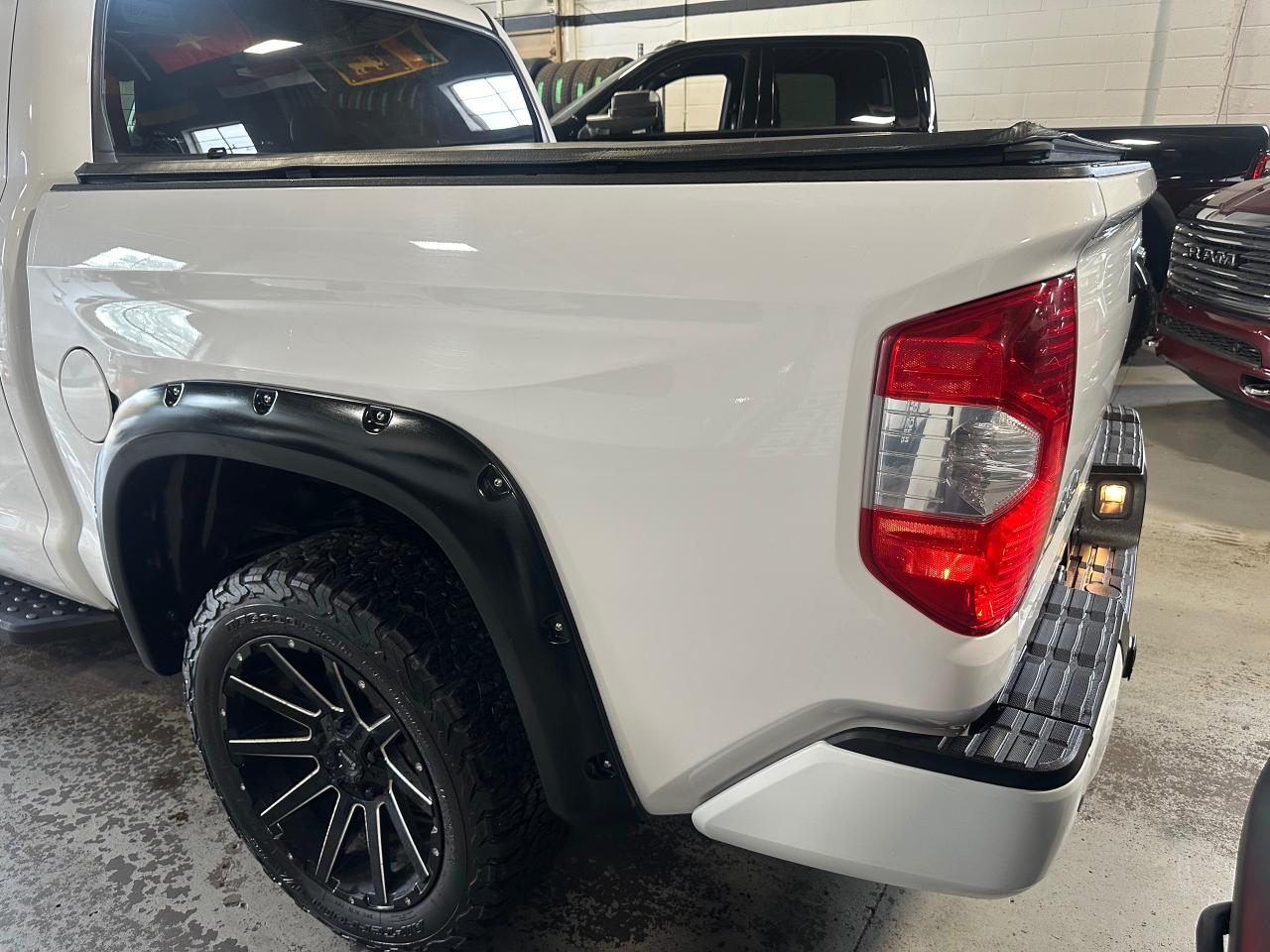 2017 Toyota Tundra LIMITED | CREW MAX | 5.7L V8 LEATHER | SUNROOF - Photo #21