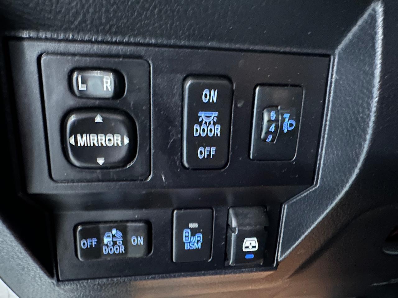 2017 Toyota Tundra LIMITED | CREW MAX | 5.7L V8 LEATHER | SUNROOF - Photo #33