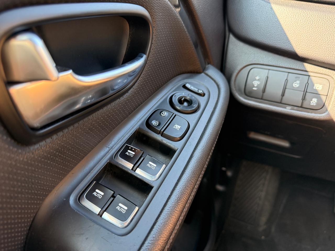 2016 Kia Rondo 4dr Wgn Auto EX Luxury w/Nav/17" Wheels - Photo #32