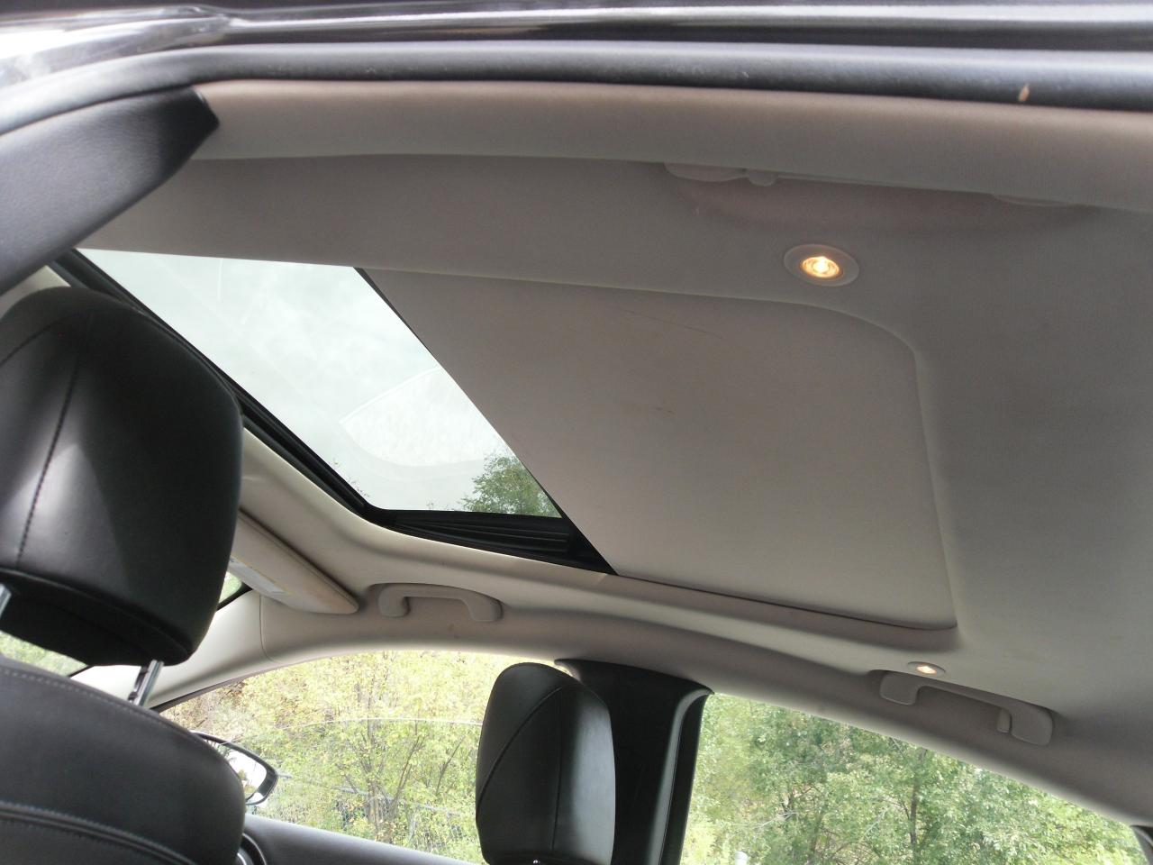 2015 Chrysler 200 4dr Sdn C FWD - Photo #9