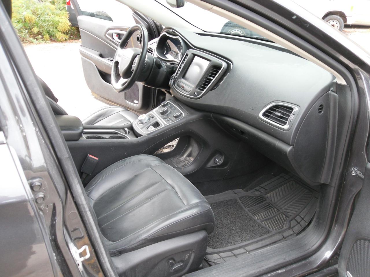 2015 Chrysler 200 4dr Sdn C FWD - Photo #10